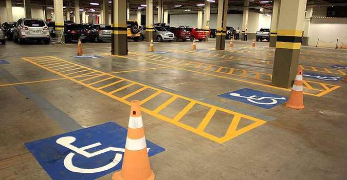 Áreas de estacionamento de estabelecimentos privados de uso coletivo também são passiveis de multa (foto: Honório Moreira/OIMP/D.A Press) Áreas de estacionamento de estabelecimentos privados de uso coletivo também são passiveis de multa (foto: Honório Moreira/OIMP/D.A Press)