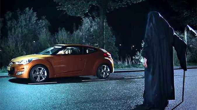 Ser� que a morte vai pegar carona no carro?(foto: Reprodu��o/YouTube)
