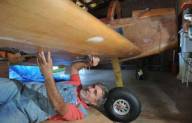 Para muitos amigos, foi uma loucura Jorge Canto se dedicar à construção do Whisky IV, todo em madeira de freijó e compensado aeronáutico (foto: Marcelo Ferreira/CB/D.A Press) Para muitos amigos, foi uma loucura Jorge Canto se dedicar à construção do Whisky IV, todo em madeira de freijó e compensado aeronáutico (foto: Marcelo Ferreira/CB/D.A Press)