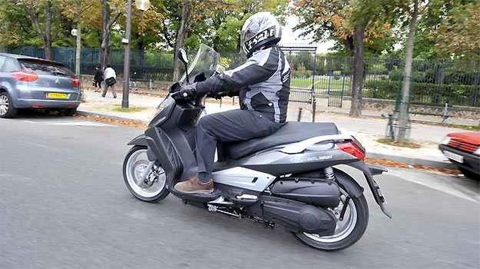 O motor é de um cilindro, com 23cv de potência e 2,5kgfm de torque O motor é de um cilindro, com 23cv de potência e 2,5kgfm de torque