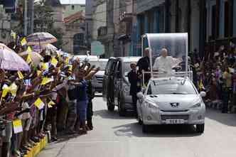 AFP Photo(foto: Em Cuba, Francisco usou como papamvel um Peugeot Hoggar adaptado)