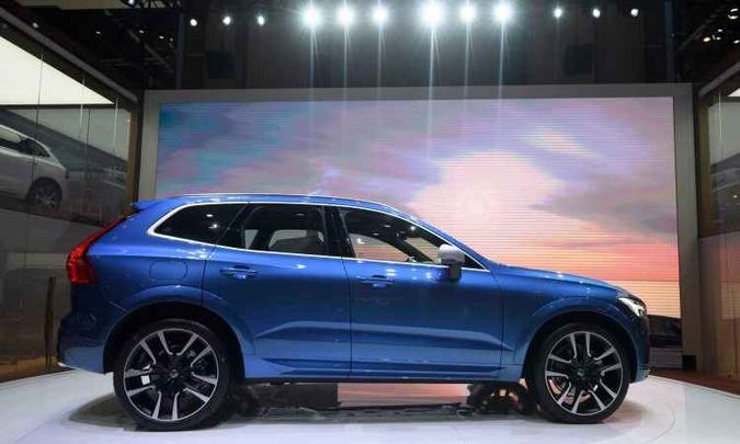 A Volvo apresenta o novo XC60 com visual mais moderno e ampla gama de motores, além de muita tecnologia para garantir uma condução segura(foto: Fabrice Coffrini/AFP) A Volvo apresenta o novo XC60 com visual mais moderno e ampla gama de motores, além de muita tecnologia para garantir uma condução segura(foto: Fabrice Coffrini/AFP)