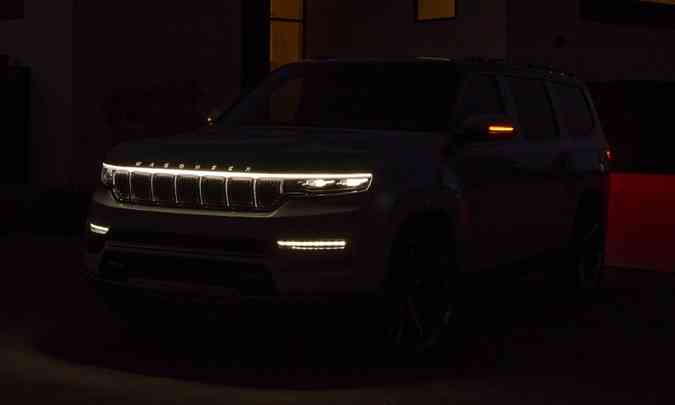 Iluminação traz uma faixa de LED integrando os faróis, um pontilhado luminoso entre as fendas e a inscrição 'Wagoneer'(foto: Jeep/Divulgação)