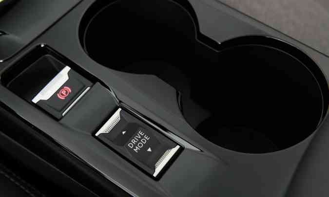 Por meio da tecla no console, o motorista pode escolher entre os modos Eco, Drive e Sport(foto: Peugeot/Divulgação)