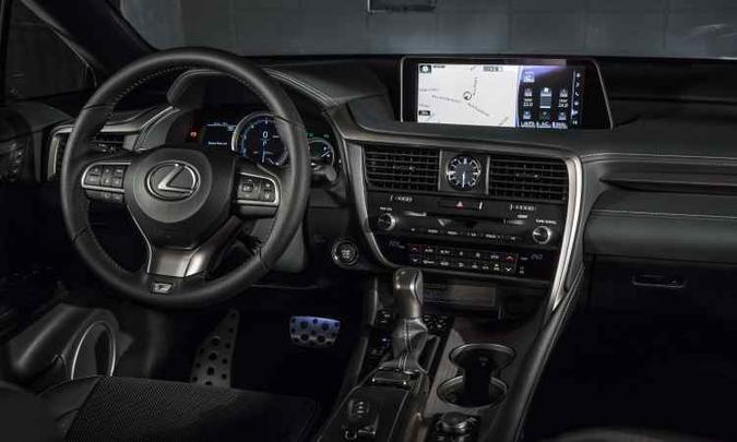 Interior do RX350 materiais nobres como couro e madeira(foto: Estúdio Malagrine/Lexus/Divulgação) Interior do RX350 materiais nobres como couro e madeira(foto: Estúdio Malagrine/Lexus/Divulgação)