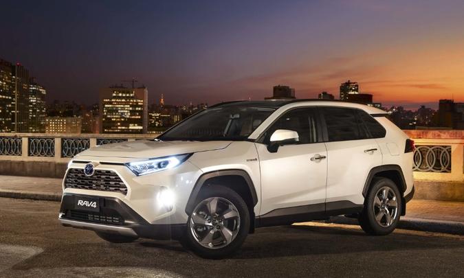 Modelo tem linhas retas angulares e faróis com LED e ajuste automático de altura(foto: Toyota/Divulgação) Modelo tem linhas retas angulares e faróis com LED e ajuste automático de altura(foto: Toyota/Divulgação)