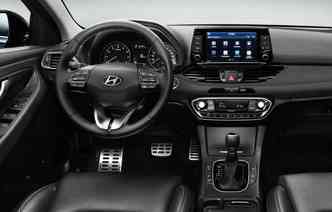 Dentro das quatro portas o i30 dispe de diversos recursos de tecnologia, o que inclui uma tela multimdia em destaque(foto: Hyundai / Divulgao)