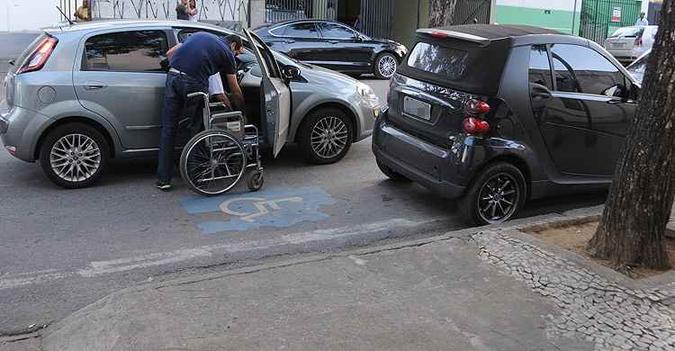 Smart estacionado irregularmente impede uso por deficiente(foto: Marcos Vieira/EM/D.A Press) Smart estacionado irregularmente impede uso por deficiente(foto: Marcos Vieira/EM/D.A Press)