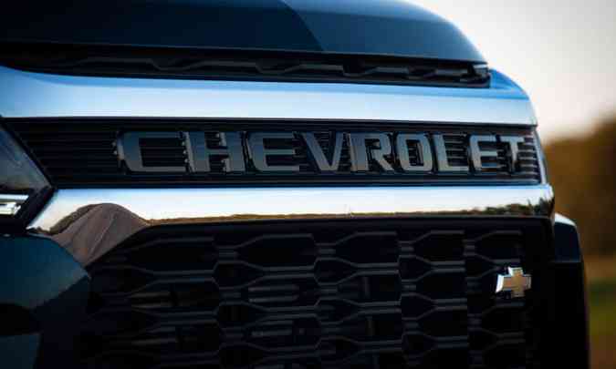 Dianteira passa a trazer o nome Chevrolet em alto relevo entre duas barras cromadas e a gravata dourada à esquerda da grade tipo colmeia(foto: Chevrolet/Divulgação)