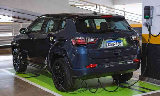 A Jeep fez parceria com uma rede de estacionamento para oferecer recarga gratuita da bateria(foto: Jeep/Divulgação)