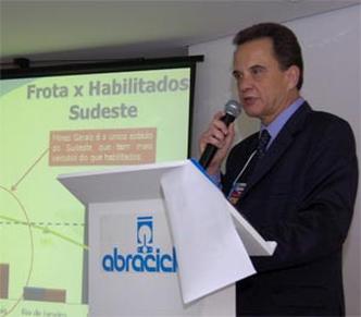 Diretor-Executivo da Abraciclo, José Eduardo Gonçalves, durante coletiva na 3ª MOTOFAIR, o Salão das Motos de Minas, de 29 de marco a 1 de abril de 2012, no Expominas(foto: Jair Amaral/EM/D.A Press) Diretor-Executivo da Abraciclo, José Eduardo Gonçalves, durante coletiva na 3ª MOTOFAIR, o Salão das Motos de Minas, de 29 de marco a 1 de abril de 2012, no Expominas(foto: Jair Amaral/EM/D.A Press)
