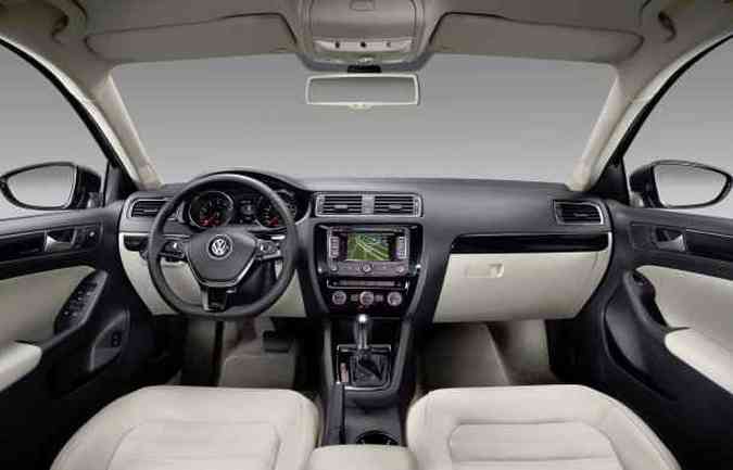 Verso Trendline oferece ar-condicionado analgico, quatro airbags e computador de bordo (foto: Volkswagen/divulgao )