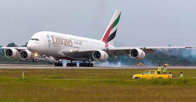 A380 pousa em Guarulhos e até o pessoal de terra parou para ver(foto: Rodrigo Cozzato/GRU Airport/Divulgação) A380 pousa em Guarulhos e até o pessoal de terra parou para ver(foto: Rodrigo Cozzato/GRU Airport/Divulgação)