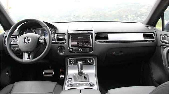 Interior com acabamento primoroso e volante multifunção Interior com acabamento primoroso e volante multifunção
