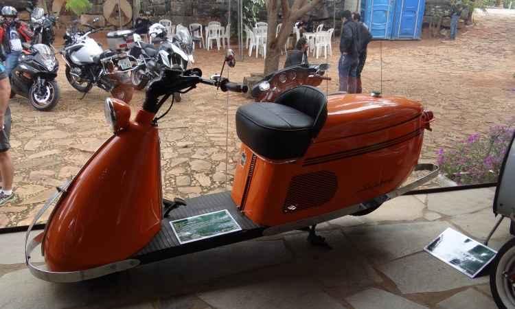 Téo Mascarenhas/EM/D.A Press A americana Salsbury, de 1947, precursora dos scooters, com acelerador no pé, imitava o desenho dos automóveis, e foram fabricadas menos de mil unidades - Téo Mascarenhas/EM/D.A Press