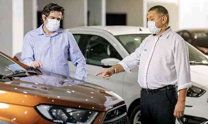 Ao chegar na concessionária Ford, o cliente que não tem máscara ganha uma junto com álcool em gel(foto: Ford/Divulgação)
