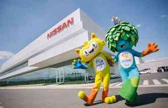 Vincius, mascote dos jogos Olmpicos, e Tom, mascote dos jogos Paralmpicos andaram por diversos setores da fbrica(foto: Nissan/ divulgao)