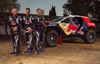 Ao lado do carro, os pilotos Stphane Peterhansel, Cyril Despres e Carlos Sainz(foto: Peugeot/Divulgao)