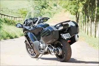 As bolsas laterais na cor da moto têm chave e são impermeáveis As bolsas laterais na cor da moto têm chave e são impermeáveis