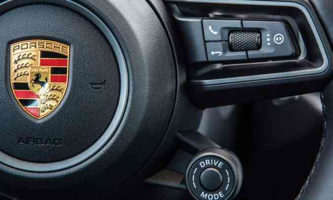 No volante, botão seletor dos modelos de conduçção(foto: Porsche/Divulgação)