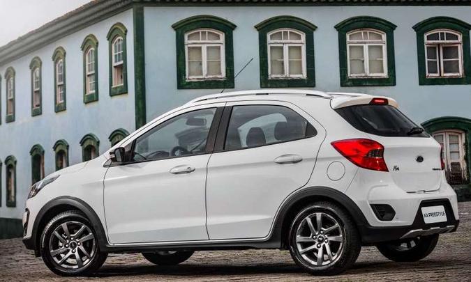 O hatch compacto tem a suspensão elevada e rodas de liga leve de 15 polegadas e pneus 185/60 R15(foto: Ford/Divulgação) O hatch compacto tem a suspensão elevada e rodas de liga leve de 15 polegadas e pneus 185/60 R15(foto: Ford/Divulgação)