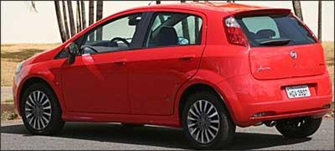 Modelo tem laterais limpas, linha de cintura elevada e colunas traseiras mais largas, que atrapalham a visibilidade