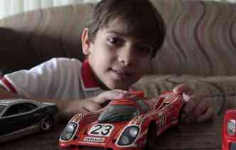 Sonho de Felipe, 8 anos,  ter uma Ferrari de verdade(foto: Amanda Oliveira / DP)