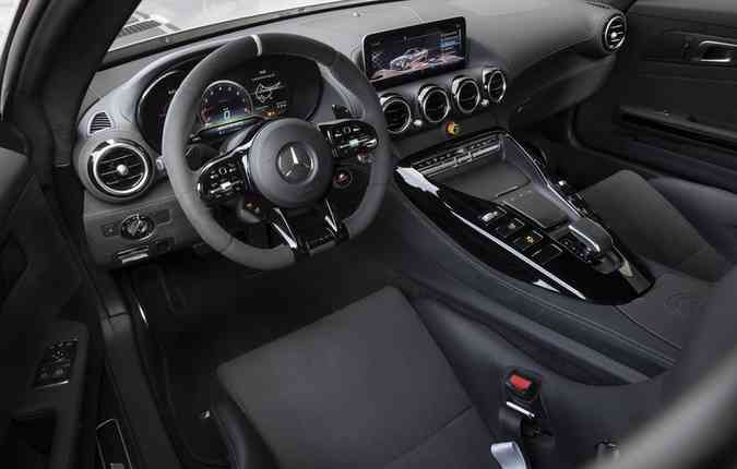 Interior mais tecnolgico recebeu melhorias no volante com mais funcionalidades. Foto: Mercedes-Benz / Divulgao