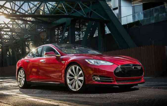 Sed possui autonomia at 435 km, alm de tecnologias como piloto para mudana de faixa(foto: Tesla/Divulgao)