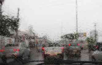 Chuva e escurido exigem um pouco mais de habilidade e experincia do condutor(foto: Paulo Paiva/DP/D.A Press)
