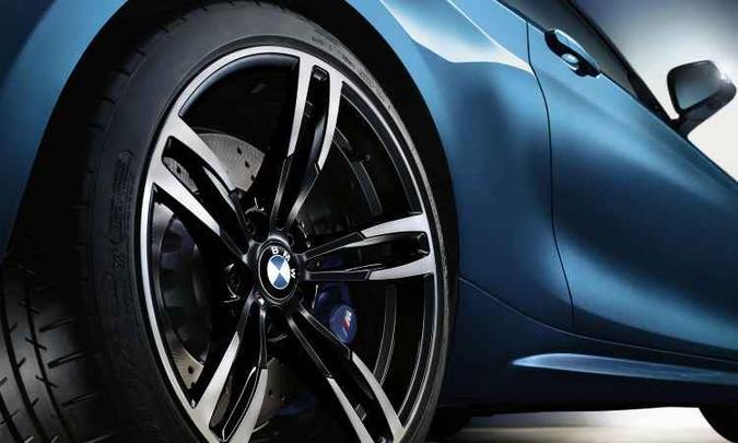Roda traseira aro 19, com pneus mais largos(foto: Uwe Fischer/BMW/Divulgação) Roda traseira aro 19, com pneus mais largos(foto: Uwe Fischer/BMW/Divulgação)