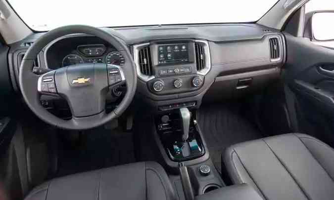 Interior é quase todo em preto, presente no painel e nos bancos revestidos com couro(foto: Chevrolet/Divulgação)