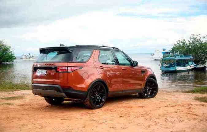 De srie, o novo Discovery conta com trao 4x4 integral, suspenso automatica e o maior porta-malas da categoria (at 926kg) (foto: Land Rover/Divulgao)