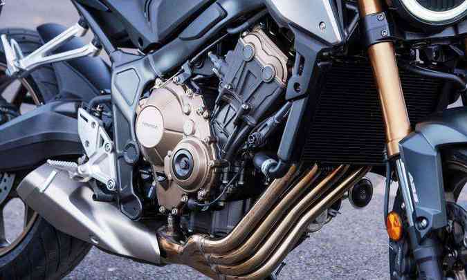 A CB 650R tem o motor mais exposto, com partes pintadas na cor bronze(foto: Honda/Divulgação)