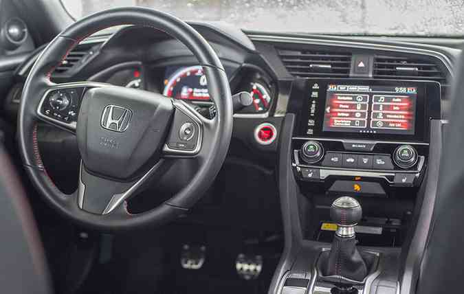 Tela de multimdia e cmera auxiliar no retrovisor esquerdo se assemelham ao Touring(foto: Honda/Divulgao)
