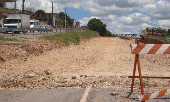 Parte do antigo traçado removido para a duplicação segue com a obra paralisada, em Azurita, na RMBH(foto: Bruno Freitas/EM/D.A Press) Parte do antigo traçado removido para a duplicação segue com a obra paralisada, em Azurita, na RMBH(foto: Bruno Freitas/EM/D.A Press)
