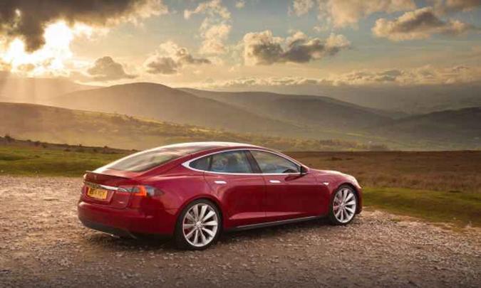 Model S conta com sistema de condução semiautônoma e painel com tela de 17 polegadas(foto: Tesla/Divulgação) Model S conta com sistema de condução semiautônoma e painel com tela de 17 polegadas(foto: Tesla/Divulgação)