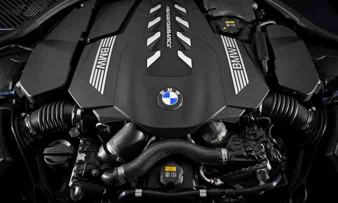 Motor V8 de 4.395cm despeja 530cv entre 5.500rpm e 6.000rpm, com torque absurdo de e 76,5kgfm a partir de 1.800rpm(foto: Daniel Kraus/BMW/Divulgao)
