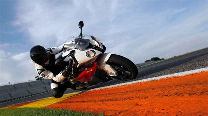Modelo est� equipado com controle de tra��o, mapeamento de motor e ABS(foto: BMW/Divulga��o)