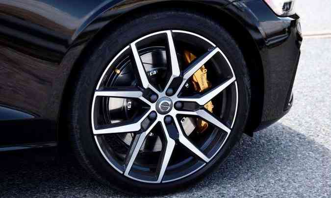 O sed tem rodas de alumnio de 19 polegadas e o SUV de 22 polegadas, com pinas de freio douradas (foto: Volvo/Divulgao)