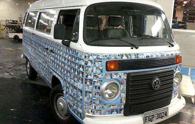 Uma das unidades foi estampada com fotos dos funcionários que trabalham na linha de montagem da Kombi Uma das unidades foi estampada com fotos dos funcionários que trabalham na linha de montagem da Kombi
