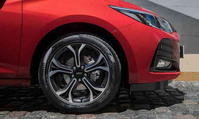 As rodas de liga leve são de 17 polegadas, com o fundo pintado em preto(foto: Chevrolet/Divulgação)