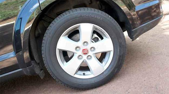 Rodas de liga leve aro 17 polegadas calçadas com pneus 225/65 Rodas de liga leve aro 17 polegadas calçadas com pneus 225/65
