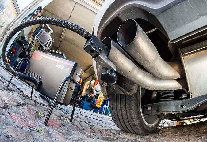 11 milhões de carros a diesel em todo o mundo estão equipados com dispositivos incorporados ao veículo que alteram as informações de emissões de gases poluentes. Na foto, Golf é inspecionado em Frankfurt, na Alemanha(foto: PATRICK PLEUL / AFP ) 11 milhões de carros a diesel em todo o mundo estão equipados com dispositivos incorporados ao veículo que alteram as informações de emissões de gases poluentes. Na foto, Golf é inspecionado em Frankfurt, na Alemanha(foto: PATRICK PLEUL / AFP )