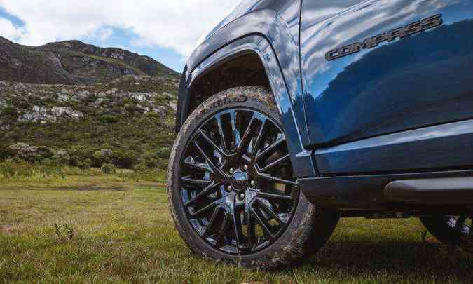 As rodas de liga leve de 19 polegadas têm desenho exclusivo para a versão e são calçadas com pneus de perfil baixo(foto: Jeep/Divulgação)