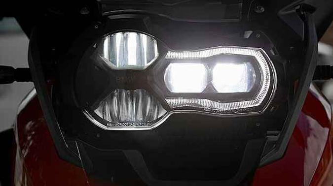 O conjunto óptico dianteiro tem farol de LED(foto: BMW/Divulgação) O conjunto óptico dianteiro tem farol de LED(foto: BMW/Divulgação)