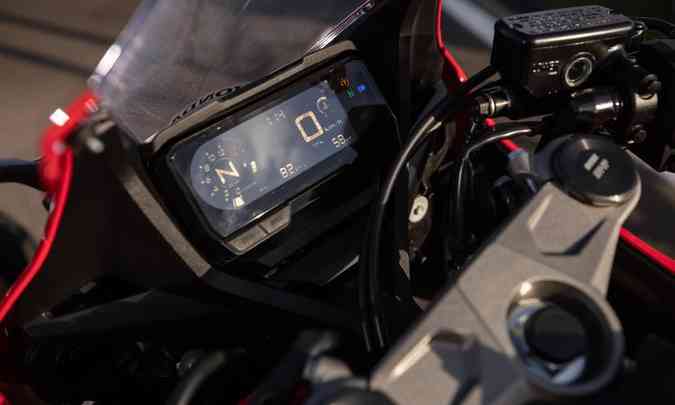 O conta-giros fica em destaque, mas o painel traz outras funções(foto: Honda/Divulgação)