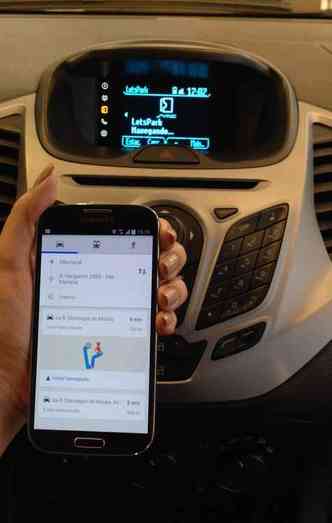 Aplicativo facilita, de uma maneira segura, o uso de smatphones dentro dos veculos(foto: Ford / Divulgao)