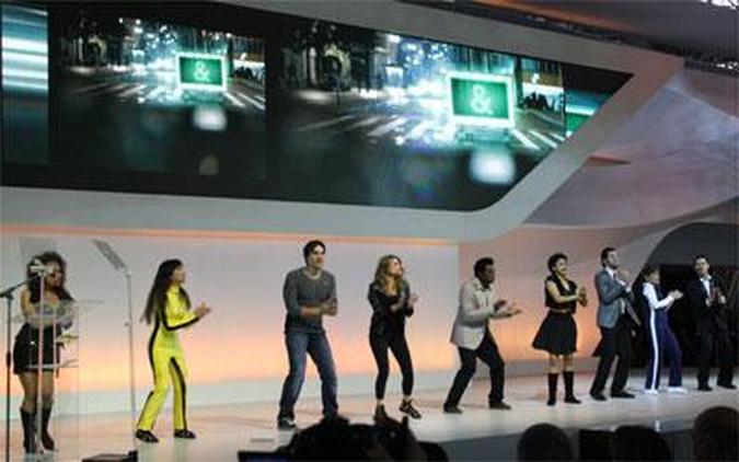 Artistas contratados pela Chevrolet deram um show a parte durante a apresenta��o dos modelos