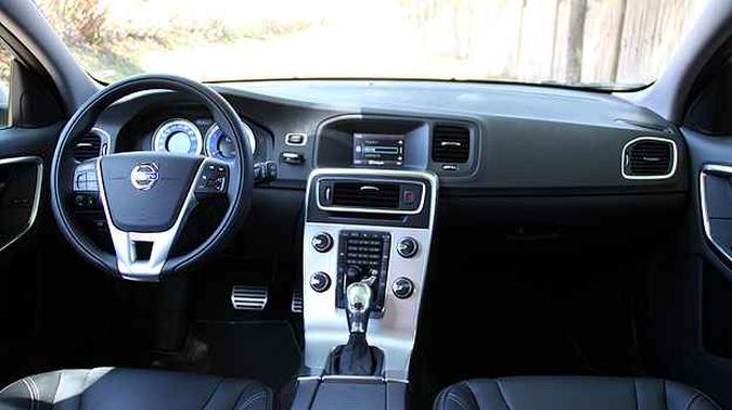 Interior tem acabamento sofisticado, com materiais de qualidade(foto: Marlos Ney Vidal/EM/D.A Press) Interior tem acabamento sofisticado, com materiais de qualidade(foto: Marlos Ney Vidal/EM/D.A Press)